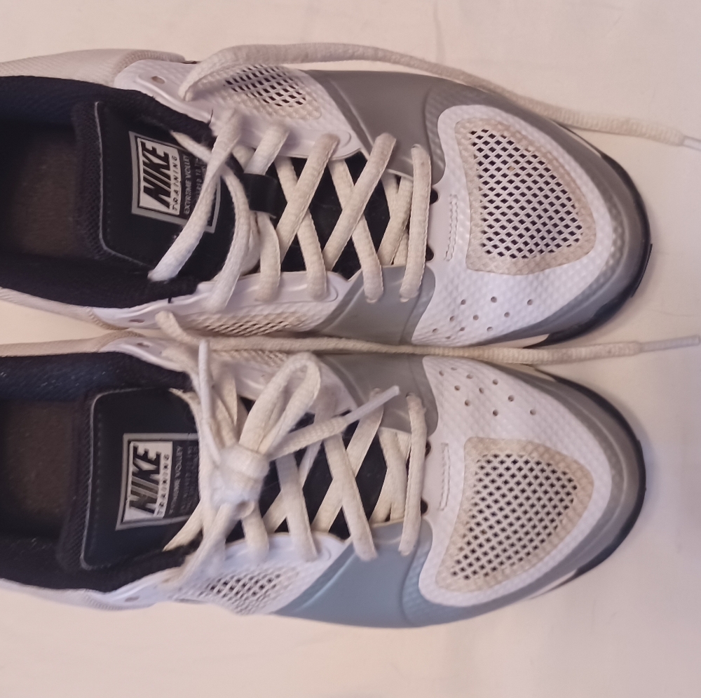 Nike Vollyball Women's tennis shoe 7.5